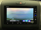 ギヤをR(バック)に入れるとナビの画面に後ろの映像が映るリアカメラ付です。後退時、コンディションが悪い視界でもカラーバックモニターがドライバーをサポートします。