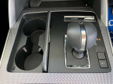 運転席と助手席の間には、カップホルダーも装備して、ドリンクを飲みながら、ドライブを楽しめます。