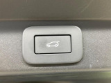電動リアゲートは、ボタンやリモコンでバックドアを自動開閉できる機能です。楽に開閉でき、ゲートが開く高さの記憶や安全のための挟み込み防止機能も備えています。