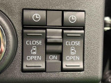 両側パワースライドドアウェルカムオープン機能 降車時にスイッチで予約しておけば、乗車時に電子カードキーを持ってクルマに近づくだけでパワースライドドアが自動でオープン♪
