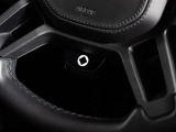 OCTAモデル専用のOCTA MODEを搭載しております。緩い砂利道ではブレーキの最適化、オンロードでは、ダイナミックに走行します。キャビンが赤く表示され、パワー、トルクが見やすくレイアウトされます。