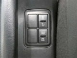 トラクションコントロール装備です。すべりやすい路面での発進時や加速時にタイヤの空転を抑え、駆動力確保に貢献する機能です。詳細は販売店スタッフまでおたずねください。