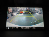 バックカメラの画像です。ガイドラインがスムースな車庫入れをサポートいたします。車庫入れの安心感がアップしますね。