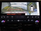 パノラミックビューモニター付きです。車両を上から見たような映像をディスプレイオーディオ画面に表示。運転席からの目視だけでは見にくい、車両周辺の状況をリアルタイムでしっかり確認できます。