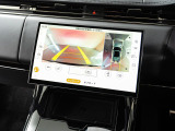【3Dサラウンドカメラ】狭い場所でも安心して駐車できるようにサポート。走行中も使用可能ですので道幅が狭い場所でも安心してお乗り頂けます。タッチスクリーンの表示と音で障害物との距離を確認できます。