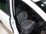 程よい硬さとホールド性が高いシートで長時間運転も快適です。