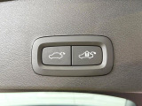 【パワーバックドア】スマートキーや運転席のボタンを押すだけでリアゲートが自動で開閉します!荷物を持っている時や、高い位置にあるバックドアを閉める際に便利な機能です。