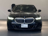 BMWを象徴するキドニー・グリル。シャープなヘッドライトと組み合わされ、フロントマスクに端正な表情を与えています。