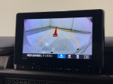 【リアカメラ】後方確認をサポートします。ギヤをR(リバース)に入れると、自動的にナビ画面が切り替わります。