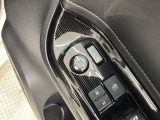 狭い駐車場で便利な電動格納ドアミラーが付いています。