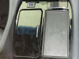 ワイヤレス充電機能で接続の手間いらず。スマートフォンなどをワイヤレスで充電可能です。