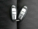 持っているだけでドアの開閉やエンジン始動が出来るインテリジェントキーが備わっています。