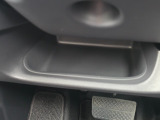 運転席周辺の収納も充実したドライバーズロアポケット。細かな使い勝手にも配慮されています。