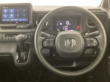 【ハンドル】運転にかかわる様々な操作を安全に行えるように視点移動が少なく操作性に配慮されたスイッチ類が凝縮されたコックピットです。