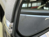【ブラインドスポットモニター】隣を走る車両をレーダーで検知し、インジケーターを点灯。またウインカーを出した場合にはインジケーターも点滅させて注意を促します