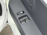 【パワーウィンドウ集中スイッチ】運転席のパワーウィンドスイッチ位置には運転以外の窓の開閉・ロック機能も付いています