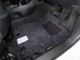 内装工程では、中古車を気持ちよくお乗りいただけるよう清掃しています。ニオイの元となるフロアカーペットまで洗浄・消臭済み?