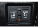 両側電動スライドドアです。ハンドル付近に開閉スイッチがあるので、運転席からも操作が可能です。