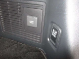 トランク内、右クォータ内張に1500W給電コンセントがあります!