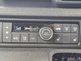 車内環境を自動でコントロールするフルオートエアコン。長距離ドライブも快適です。