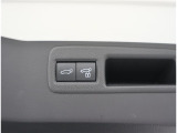 後ろが狭くてもサッと積める。途中で止められる安心のバックドア。後ろの駐車スペースが狭い時に重宝しますよ♪
