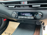 オートエアコン付き♪温度調整、風量調整も自動でしてくれますから、車内はいつも快適空間でございます!想像以上に便利な装備なんですよ☆