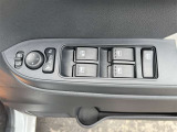 窓スイッチは使用感が出やすい所。文字消えや汚れ、オート機能・ロック操作の有無も確認◎。
