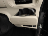 カップホルダーは運転席や助手席からちょうど手の届く位置です!!