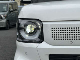 LEDヘッドライトは、点灯の瞬間から最大光量を発揮し、突然暗くなるトンネルなどでの安定感を高めます。