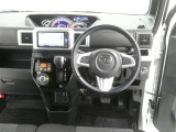 運転席からの視界はこんな感じです☆お気軽にご来店いただき、実際に座って是非お確かめください。ドライバーに寄り添う快適な操作フィールをもたらすステアリングです。