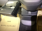 運転席からも助手席からも自由に使えるドリンクホルダーもついております。足元部分にはちょっとした小物を入れるのに便利な収納BOXもあります。