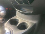 乗車中にホッと一息、ドリンクホルダーもありますよ!ドリンクだけでなく小物類も収納できますよ