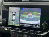 上から見下ろしているような視点で周囲が確認できるアラウンドビューモニターです。上から見下らしているような映像によって縦列駐車もラクラク、駐車が苦手な人の強い味方です!