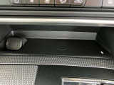 車内で使用するモバイル機器の充電も、ワイヤレス充電器を備えていますので、スマートに使用していただけます。