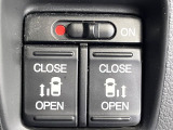【両側パワースライドドア】スマートキーや運転席のスイッチで後席両側スライドドアの開閉が可能♪電動だから力を入れてドアを開ける必要が無く、小さなお子様でも簡単に開け閉めでき快適です♪