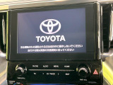 【メーカー純正9型ナビ】インテリアに溶け込むスタイリッシュな「専用設計」メーカーナビを装備♪視認性や操作性など基本性能にも優れ、より上質なカーライフをお楽しみいただけます。