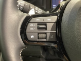 ステアリングにオーディオ操作スイッチが付いています。オーディオ画面に直接タッチしなくても操作が出来ますので、運転に集中できます。
