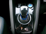 オートブレーキホールド。信号待ちなどの停車時に、ブレーキペダルを不に続けなくていなくても自動的にブレーキ力がキープされる機能です。アクセルペダルを踏めば、ブレーキが解除され発進が可能です。