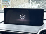 【8.8インチマツダコネクト】車内の雰囲気にマッチした大型のディスプレイ。スマホ接続でのナビ使用やBluetooth再生等、様々な機能が楽しめます。直感的なダイヤル操作が可能で、使い勝手も良好です。