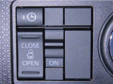 左側電動スライドドアを装備しております。