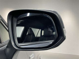 ブラインドスポットモニター(BSM)を装備しています。隣を走る車両が死角に入るとミラー内LEDインジケーターが点灯。さらに、ウィンカーを出すとインジケーターが光って点滅して注意を促してくれます。