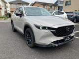 CX-5のフロントビューは、より低くワイドに見える精悍なフロントフェイスが特徴です。