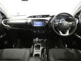 運転席・助手席を入れたインストルメントパネル全体画像です。