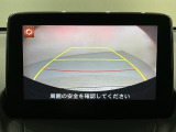 リバースギアに入れるだけで後方の表示へ切り替わります。夜間や雨の日の駐車も楽になりますよ。