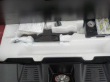 スペアタイヤレスにつき応急パンク修理キットを荷室床下に搭載しております