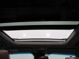 車内を明るく開放的にする電動パノラミックサンルーフを装備しています。