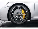 Turbo S専用デザインの20/21インチホイールを装備。フロント20インチ、リア21インチの大径サイズが、911 Turbo Sならではの迫力あるスタイリングと高い走行性能を演出します。