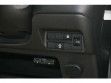 ETC車載器は_運転席膝下の収納スペースに収められています。