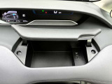 メーター下にはちょっとした収納スペースと充電用のUSBソケットがございます◎
