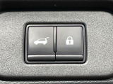 【パワーバックドア】スマートキーや運転席のボタンを押すだけでリアゲートが自動で開閉します!荷物を持っている時や、高い位置にあるバックドアを閉める際に便利な機能です♪